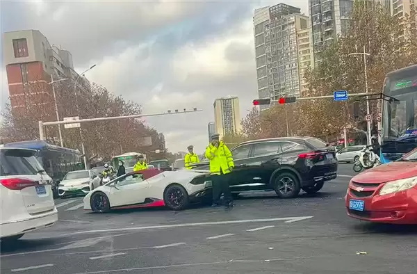 无牌兰博基尼小牛闯红灯转弯被直行SUV撞个正着:损失惨重