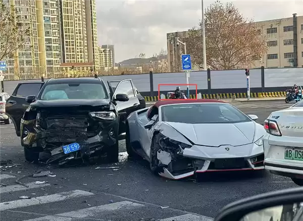 无牌兰博基尼小牛闯红灯转弯被直行SUV撞个正着:损失惨重