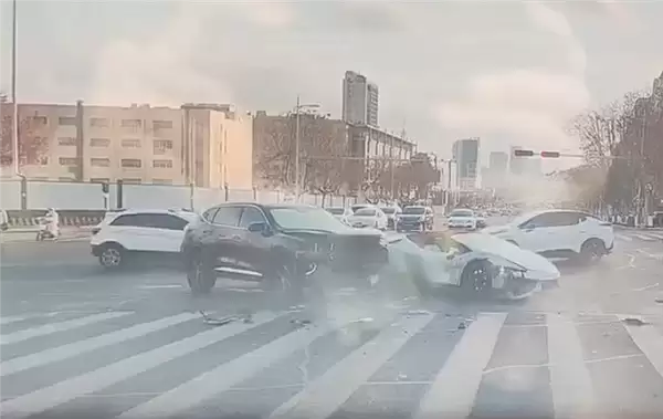 无牌兰博基尼小牛闯红灯转弯被直行SUV撞个正着:损失惨重