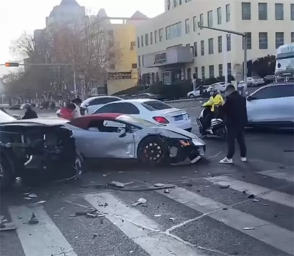 无牌兰博基尼小牛闯红灯转弯被直行SUV撞个正着:损失惨重