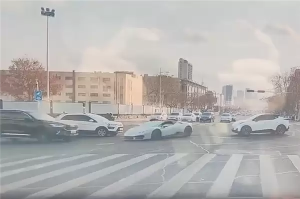 无牌兰博基尼小牛闯红灯转弯被直行SUV撞个正着:损失惨重