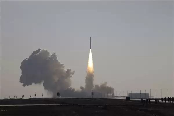 中山大学学生团队成功发射全球首颗木质外板验证立方星