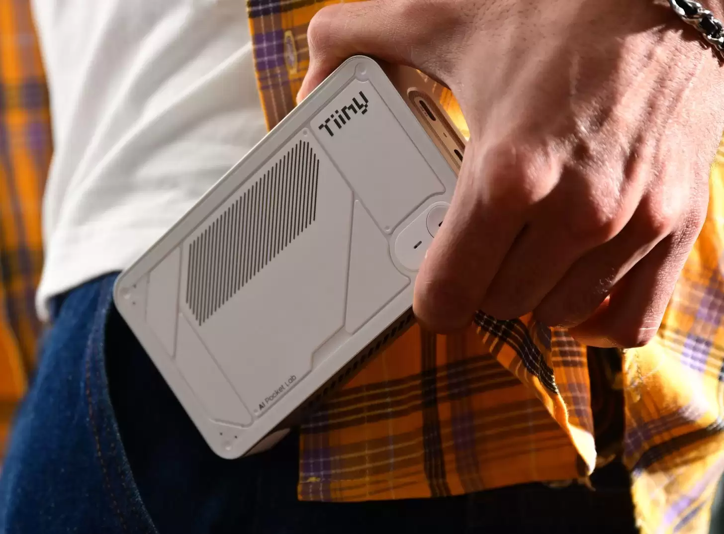 “全球最小AI超算”问世：300克、190 TOPS算力，可本地运行120B模型