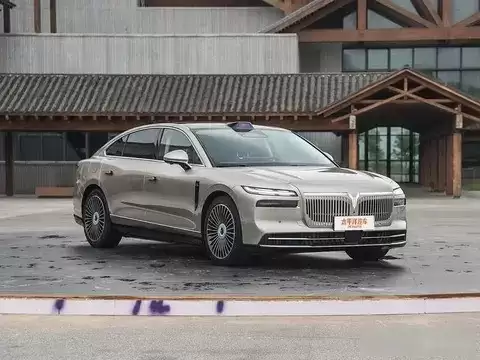 岚图发布旗舰轿车追光L,标配华为智驾售27.99万起