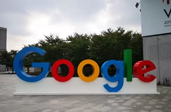 谷歌联手三星推AI智能眼镜,2026年上市