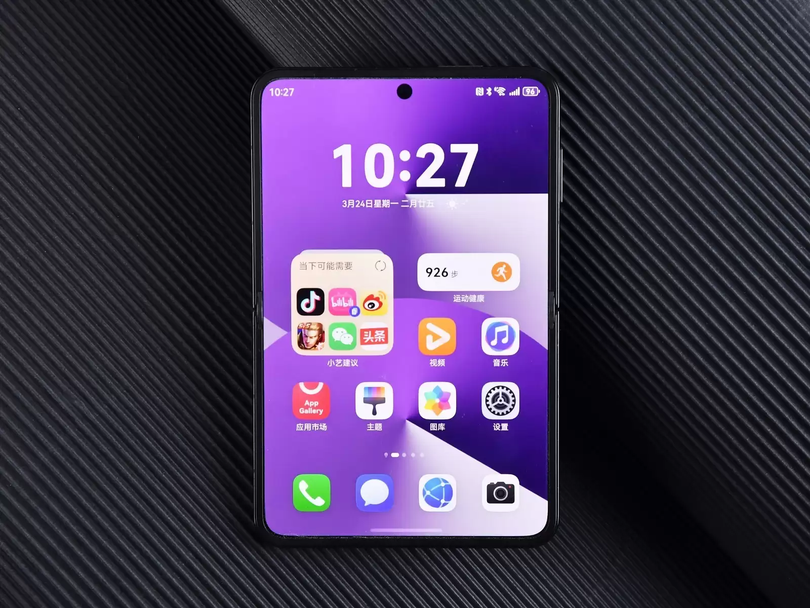 ZOL推荐2025年度形态探索折叠屏:HUAWEI Pura X