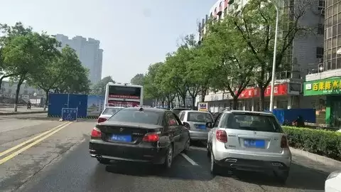 为何堵车时总有人频繁变道超车？