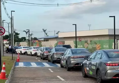 中国车企双线突围：电动先锋与燃油主力的全球博弈