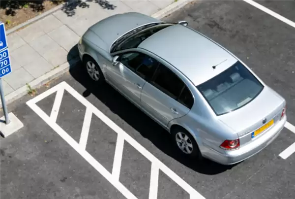 路边停车未缴费 车门把手被挂密码锁!收费平台回应