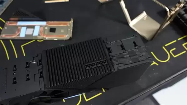 NVIDIA从未发布的900W显卡Titan Ada!被大神拆解了