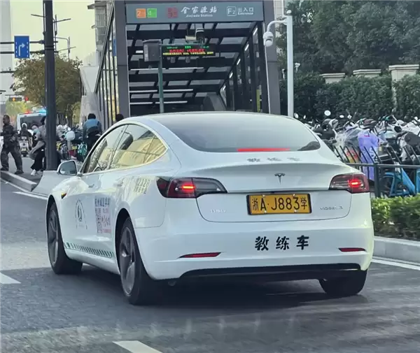一驾校用特斯拉学车 教练：让学员提前适应电车 会关闭辅助驾驶功能