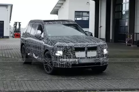 宝马新一代X7谍照曝光：2027年推燃油与纯电旗舰SUV