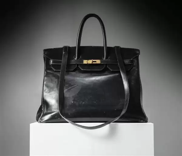 香奈儿“异形包”拍出百万成交价 网友:这不就是超市购物篮