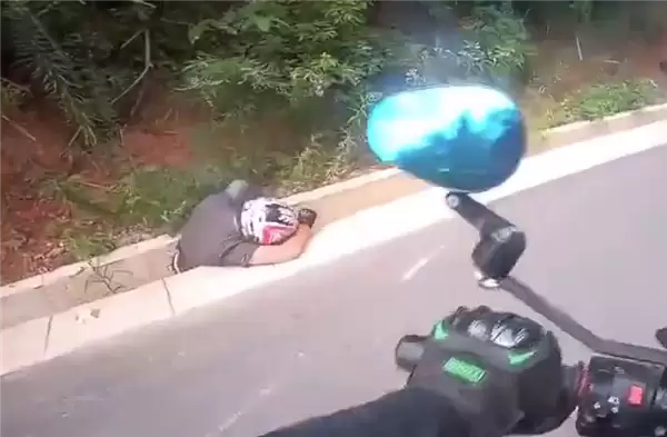 狂飙169km/h 两男子骑摩托车竞速还多次逆行超车：被撞到沟里