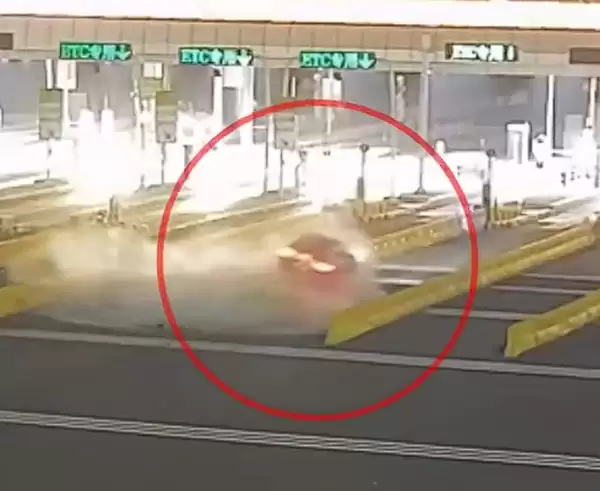 打着盹儿连撞30米水马 司机：开了辅助驾驶