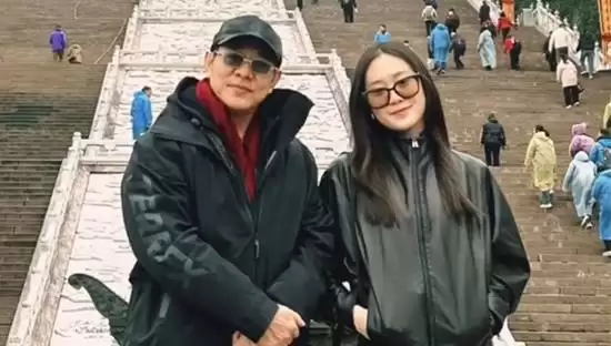 被质疑换心脏、换血变年轻后:62岁李连杰与女儿现身九华山 身形略显沧桑