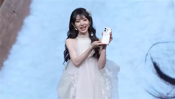 田曦薇惊喜亮相vivo S50发布会:一袭白裙美翻了
