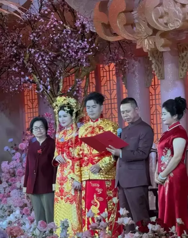 霸王茶姬创始人婚礼现场曝光:中式礼服 金光闪闪