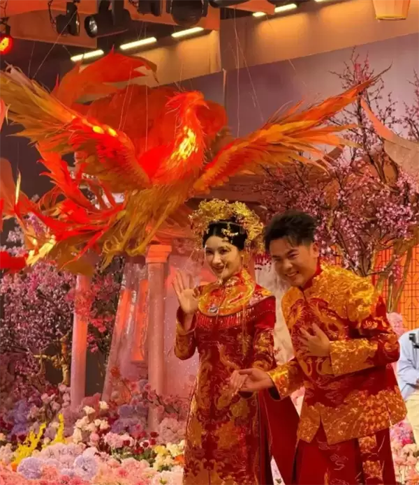 霸王茶姬创始人婚礼现场曝光:中式礼服 金光闪闪