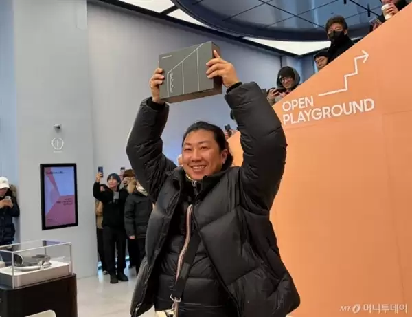 全球第一个三星三折叠屏消费者诞生：42岁+严寒中排队将近24小时