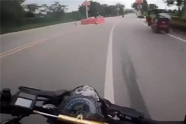 狂飙169km/h 两男子骑摩托车竞速还多次逆行超车：被撞到沟里