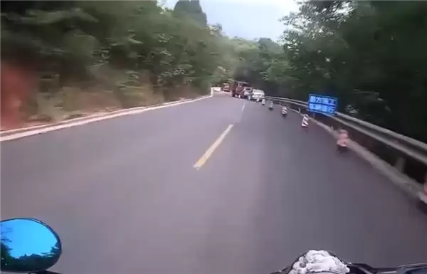 狂飙169km/h 两男子骑摩托车竞速还多次逆行超车：被撞到沟里