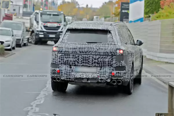 宝马全新一代X7新谍照曝光：分体式LED大灯 外观线条更硬朗