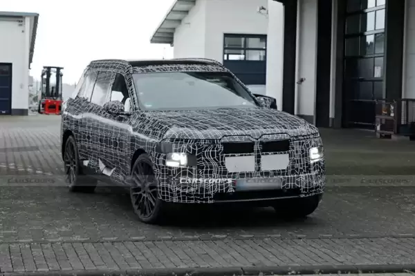 宝马全新一代X7新谍照曝光：分体式LED大灯 外观线条更硬朗