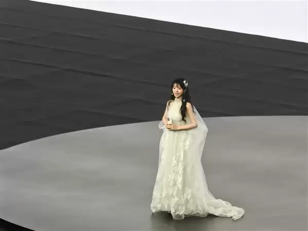 田曦薇惊喜亮相vivo S50发布会:一袭白裙美翻了