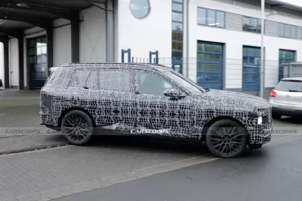 宝马全新一代X7新谍照曝光：分体式LED大灯 外观线条更硬朗