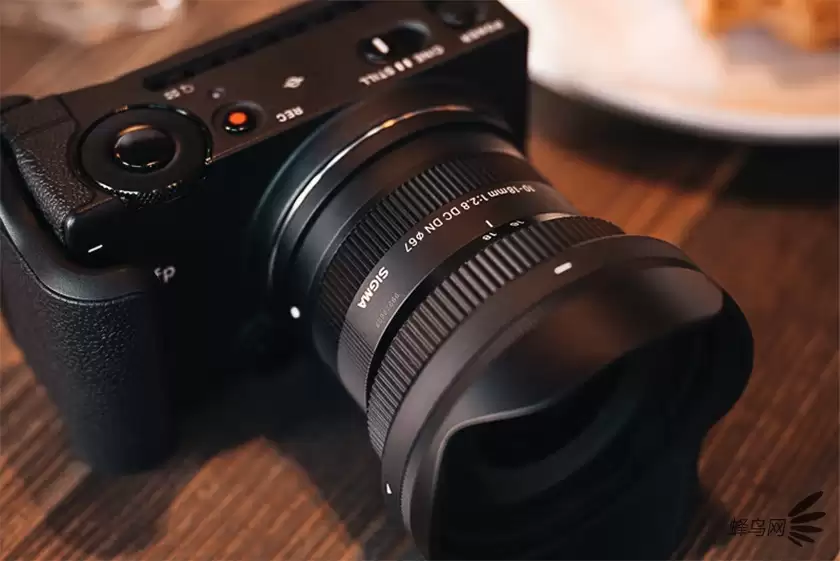 适马第二支RF卡口镜头 适马10-18mm F2.8 DC DN 