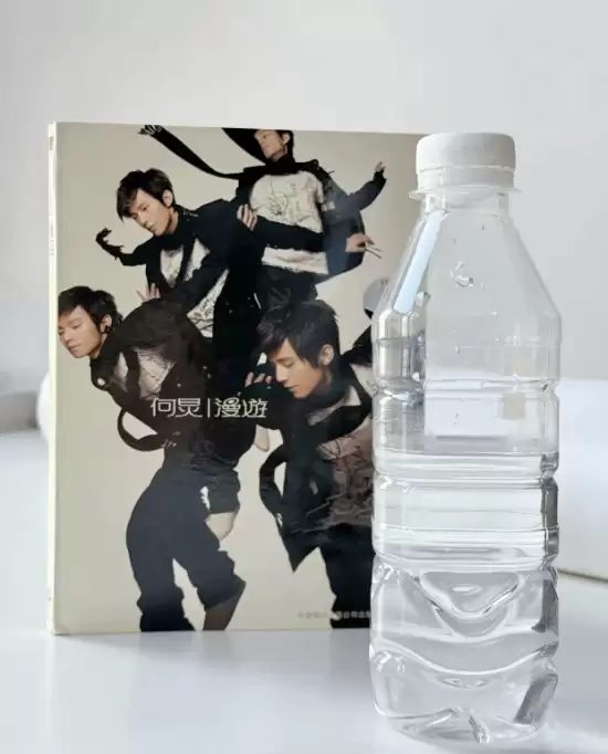 原味癖吗 粉丝把何炅喝过的水保存了20年遭吐槽