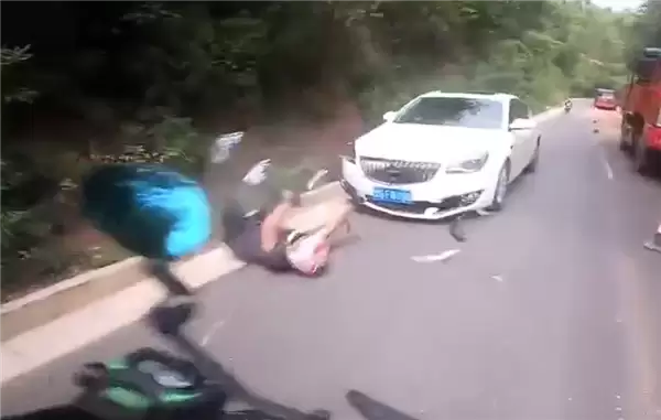 狂飙169km/h 两男子骑摩托车竞速还多次逆行超车：被撞到沟里