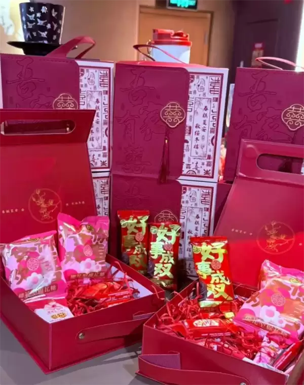 霸王茶姬创始人婚礼现场曝光:中式礼服 金光闪闪