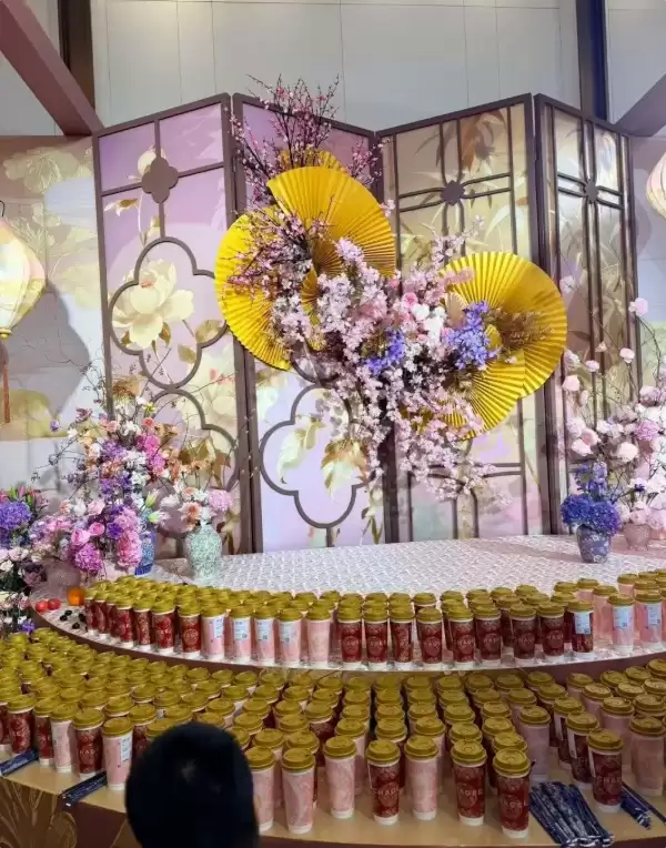 霸王茶姬创始人婚礼现场曝光:中式礼服 金光闪闪