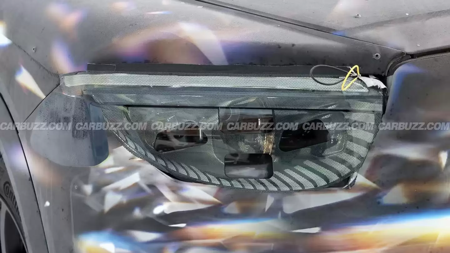 宾利首款纯电 SUV 冬测图泄露，内饰首次曝光