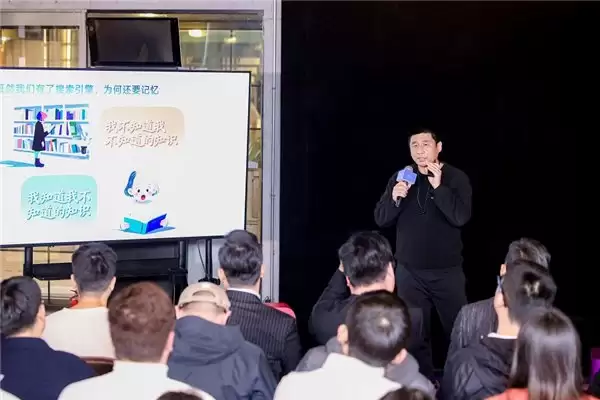 超能小艺的微醺坦白局:AI 的未来是成为“懂”你的贴心伙伴