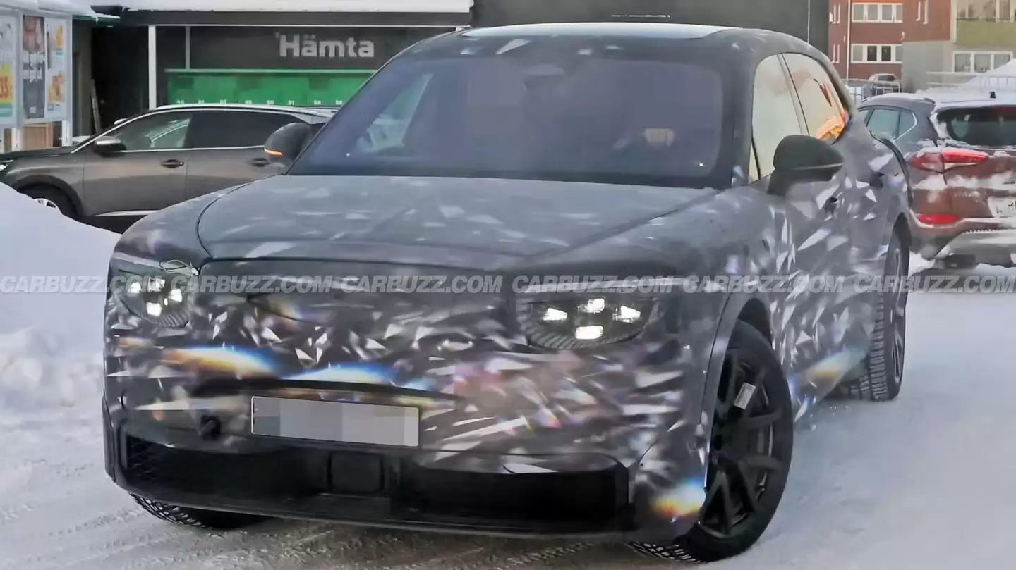 宾利首款纯电 SUV 冬测图泄露，内饰首次曝光