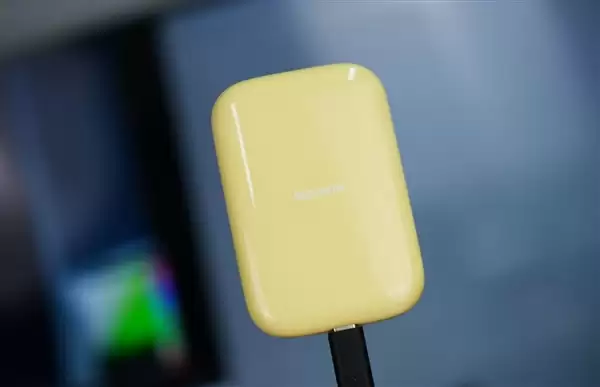 可磁吸绝配iPhone！长江存储致态灵潮流动版移动SSD 2TB图赏