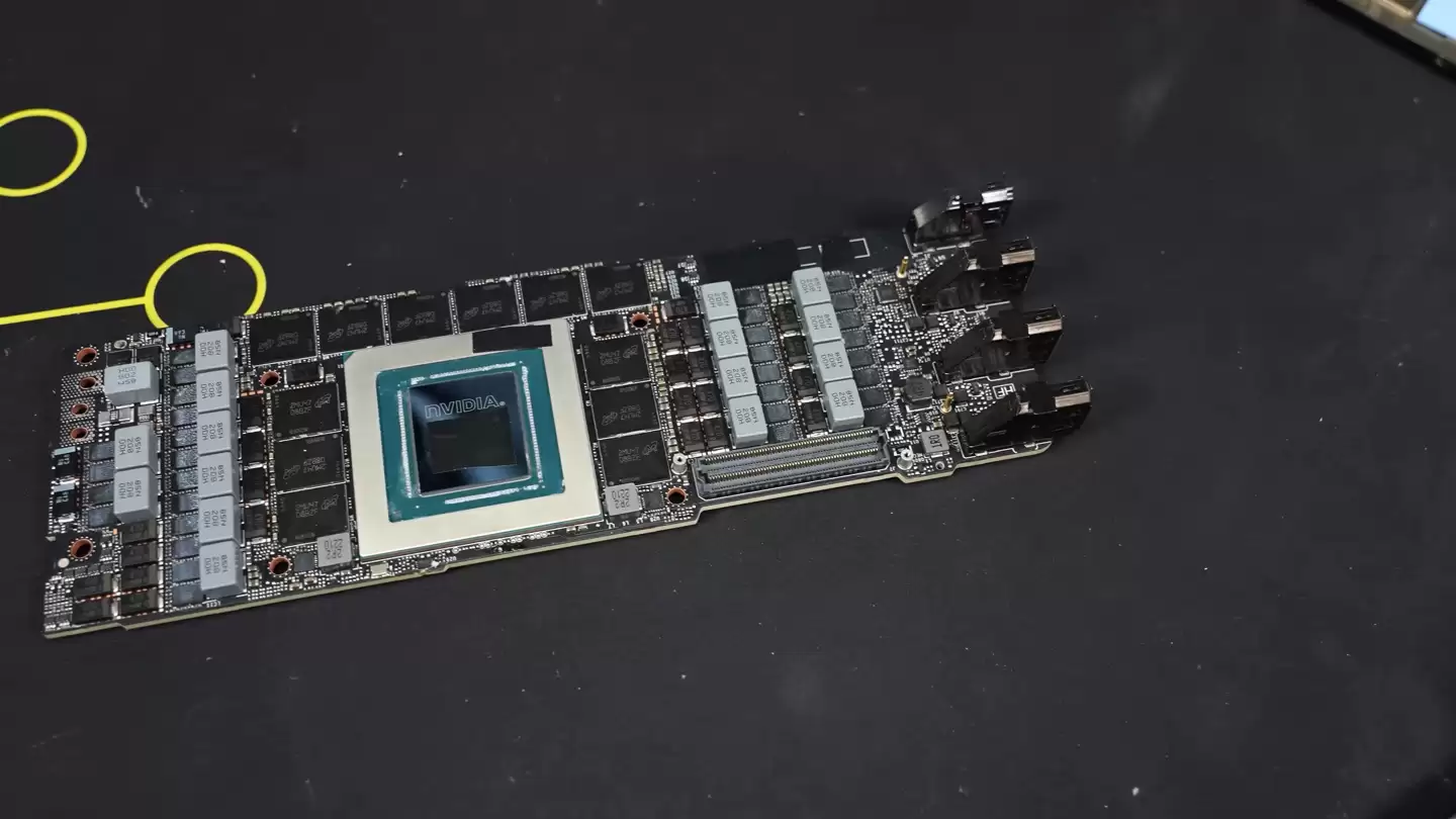 英伟达 TITAN RTX Ada 原型显卡拆解：独特与主板平行 PCB 设计，双 16-Pin 供电