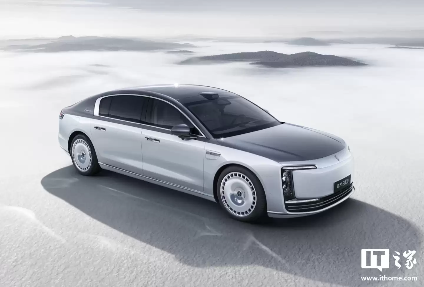 鸿蒙智行尊界S800“时代旗舰”轿车第 1 万台下线,上月交付已破2000台