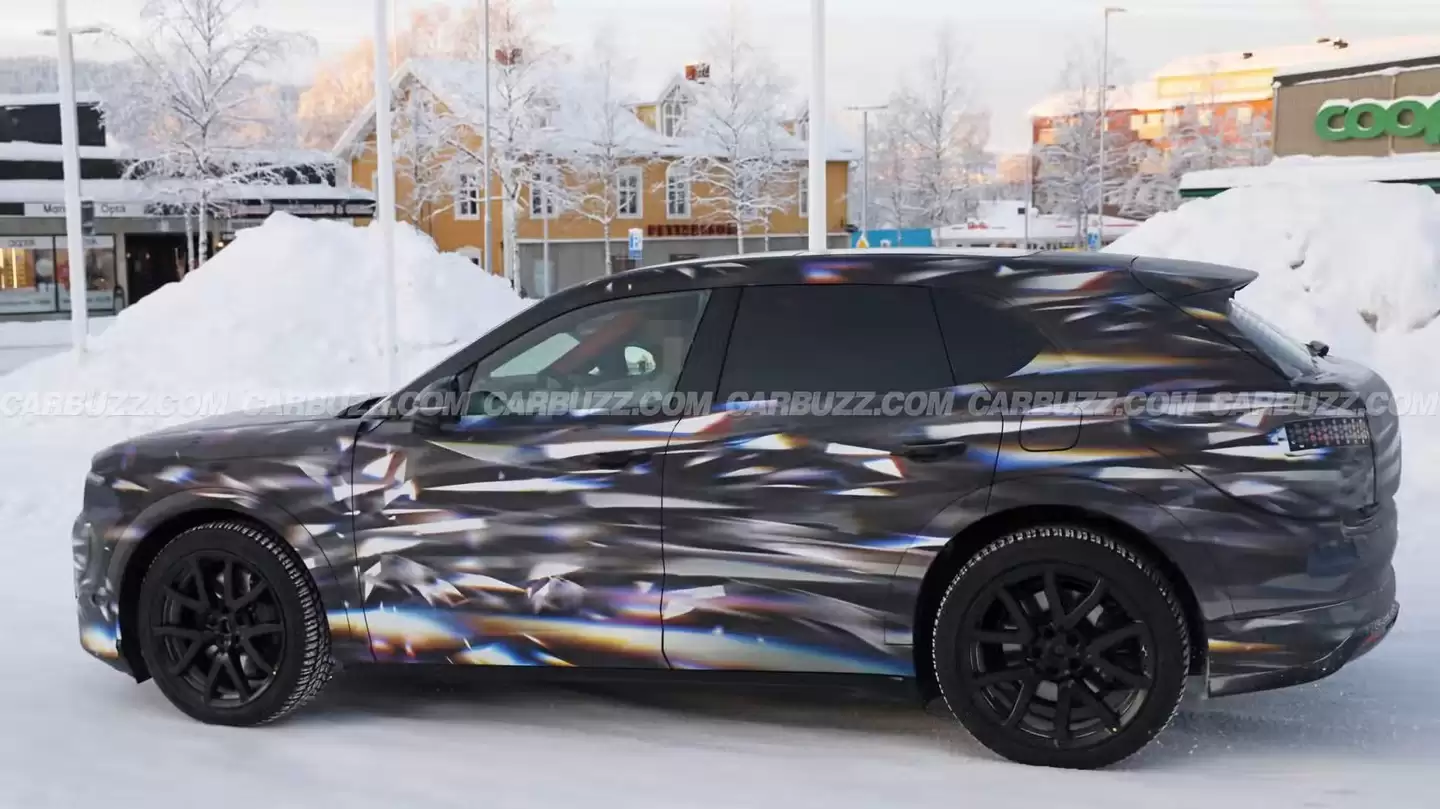 宾利首款纯电 SUV 冬测图泄露，内饰首次曝光