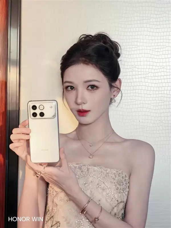 张予曦晒出荣耀WIN 网友:人美 机器也美