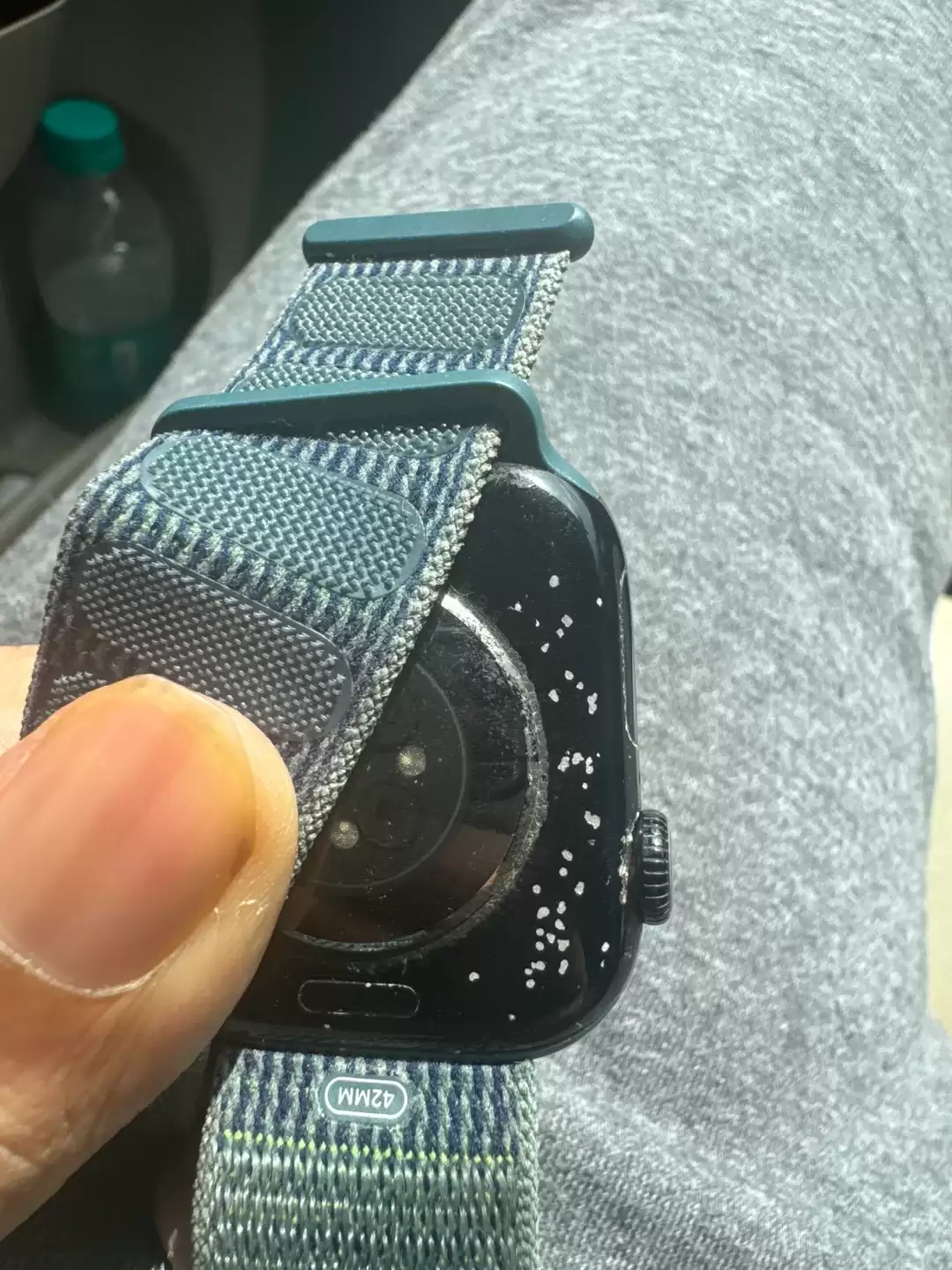 部分亮黑款 Apple Watch Series 10 手表用户反馈掉漆，获苹果免费换新