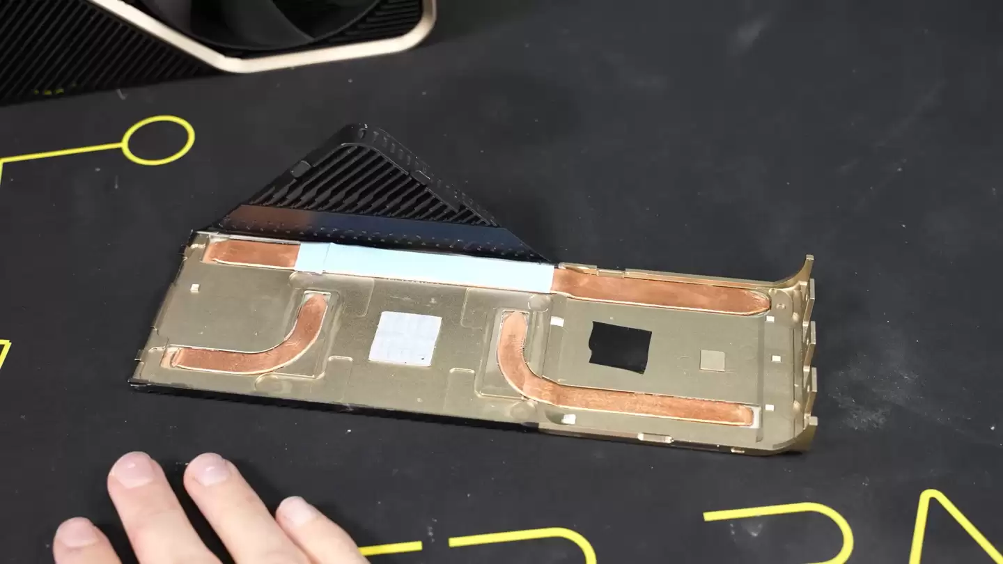 英伟达 TITAN RTX Ada 原型显卡拆解：独特与主板平行 PCB 设计，双 16-Pin 供电