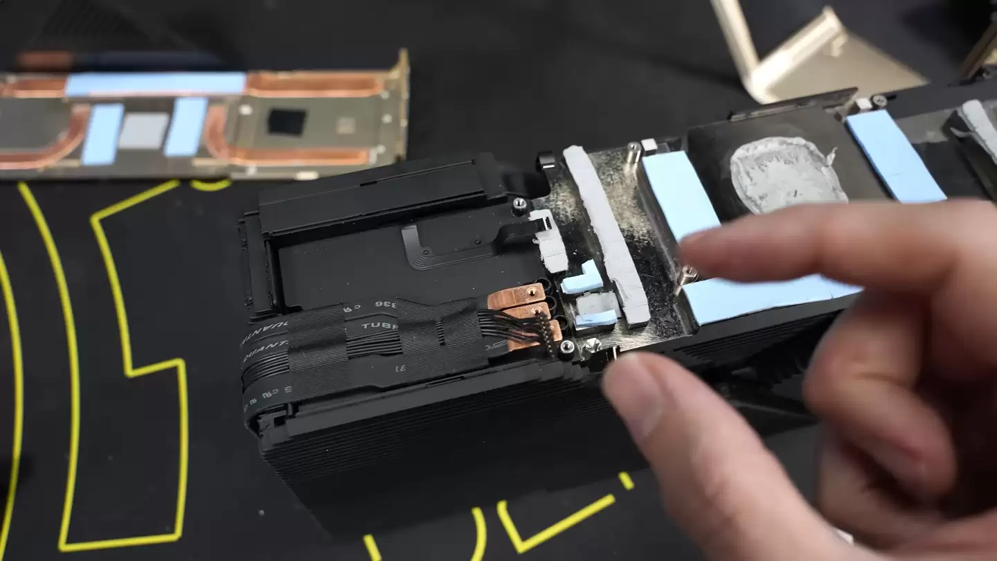 英伟达 TITAN RTX Ada 原型显卡拆解：独特与主板平行 PCB 设计，双 16-Pin 供电