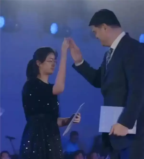 姚明和女儿亮相引网友围观：15岁女儿身高1米9 英语超流利