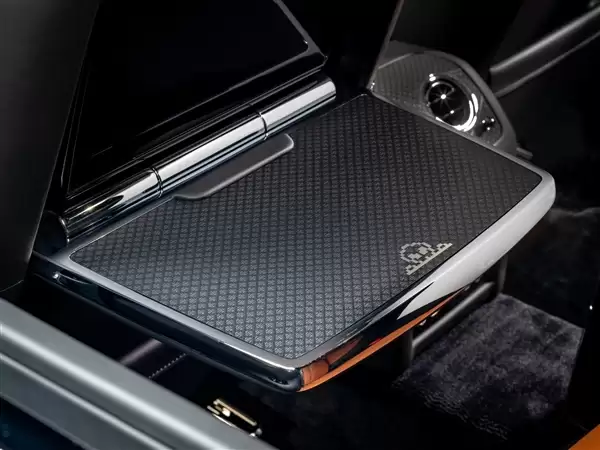 游戏爱好者狂喜 劳斯莱斯发布Black Badge古思特高定版:怀旧像素风