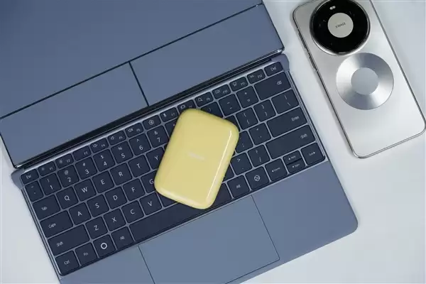 可磁吸绝配iPhone！长江存储致态灵潮流动版移动SSD 2TB图赏