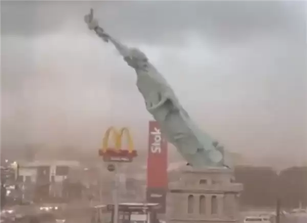 巴西复制版自由女神像被狂风吹倒 险些砸中一辆车